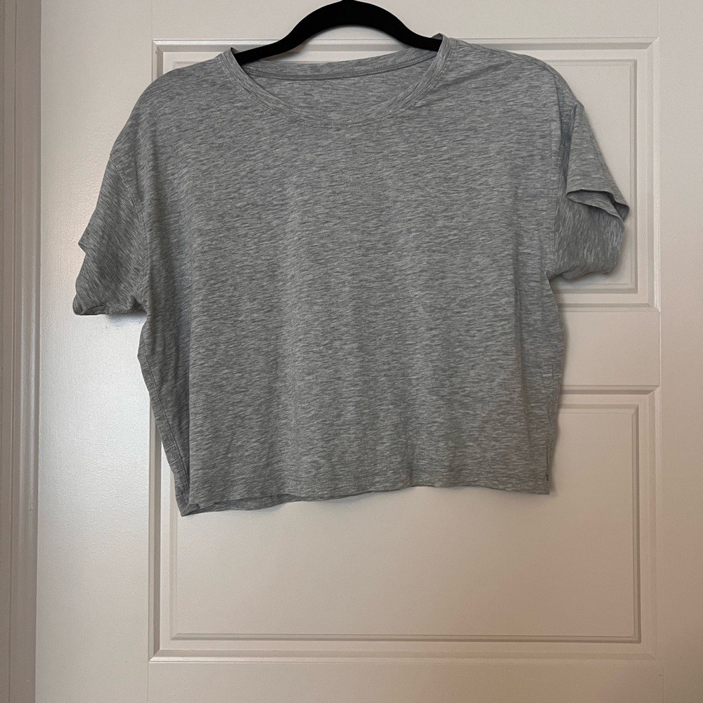 Lululemon gray cropped tee